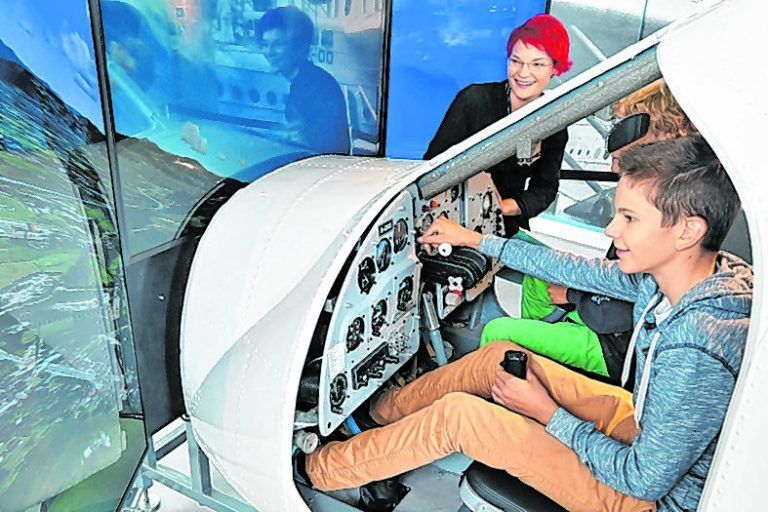 100 Jahre Luft- und Raumfahrtgeschichte werden im Dornier-Museum greifbarHier wird jeder zum Pionier: Riesige Flugboote, nostalgische Passagiermaschinen und Exponate aus der Raumfahrt lassen den Besuch im Dornier-Museum Friedrichshafen zum Erlebnis für die ganze Familie werden. In einem Rundgang wird die Geschichte des Dornier-Konzerns und die Entwicklung der Luft- und Raumfahrt in den letzten 100 Jahren dargestellt Die Faszination des Fliegens wird spürbar im Hangar. Hier können die zum Teil noch flugfähigen Originalflug­zeuge aus nächster Nähe bestaunt werden.