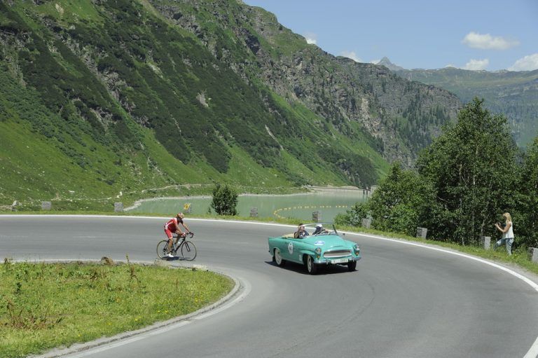 150 Oldtimer lassen bei der Classic-Rallye die Herzen der Fans höher schlagen. Das Rennen der alten Schönheiten startet in Partenen. Fotos: VN