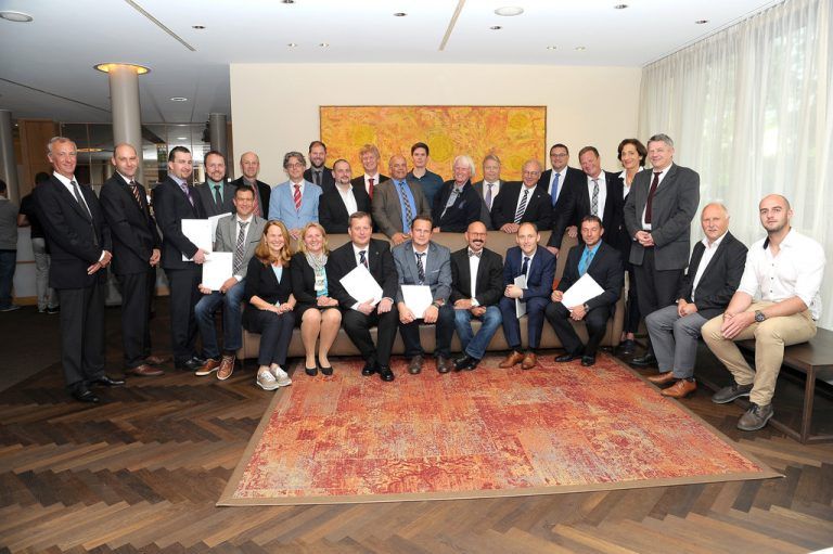 19 Frauen und Männer schlossen die Erstauflage des Hochschullehrgangs Seilbahnen – Engineering & Management M.Sc. erfolgreich ab. Foto: vlk