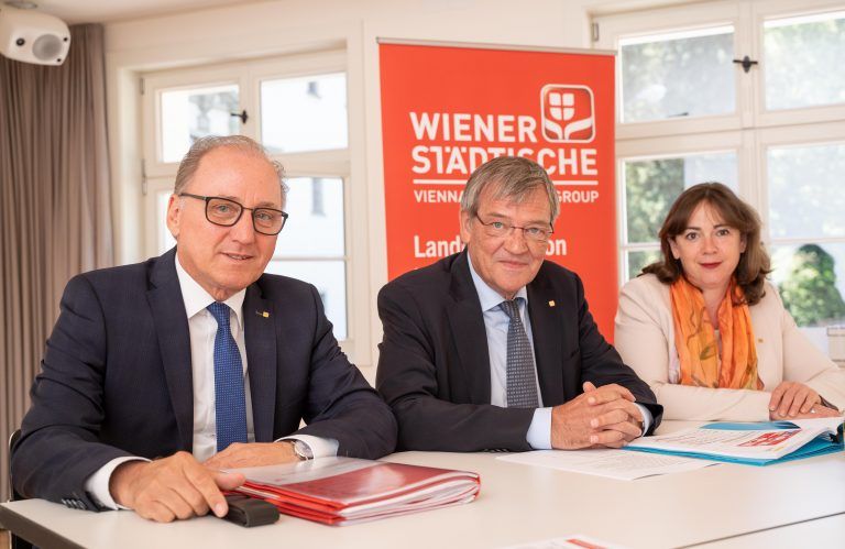 Landesdirektor Burkhard Berchtel, Generaldir. Robert Lasshofer, Vorstand Doris Wendler: „2018 war ein gutes Jahr“. VN/Stiplovsek