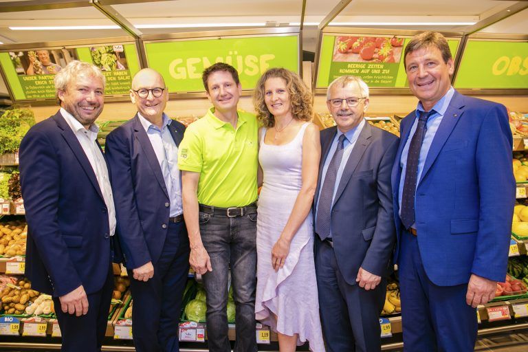Spar-Kaufmann Mario Plangger, seine Partnerin Cornelia (mi.) Spar-Dir. Gerhard Ritter (r.), AR Guntram Drexel (2.vl) und VL Thomas Schwärzler (l.) sowie Bgm. Andi Haid (2.v.r.) MH