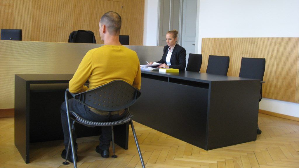 Kellner serviert Gast ein verletztes Knie