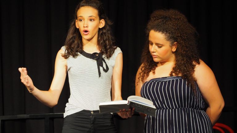 Das Buch mit dem Titel "Keine Ahnung" verbindet die einzelnen Szenen des Stücks. Egle