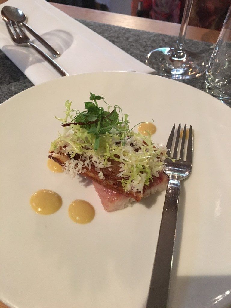 Aal mit frittiertem Schweinskopf von Spitzenkoch Armin Leitgeb.