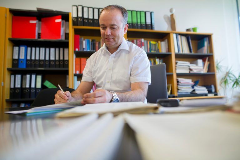 Abteilungsleiter Gernot Längle prüfte jedes Ergebnis aus den Kommunen auf seine Plausibilität und bestätigte das mit seiner Unterschrift.