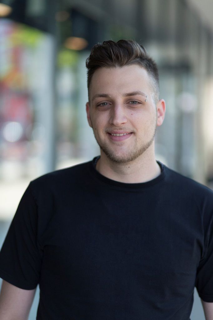 Adrian Szänitäsi
Friseur
Meine Arbeit ist mein Hobby. Es ist mein Traumberuf. Ich mag es, Menschen schön zu machen. Es ist das Wichtigste, dass der Kunde zufrieden ist.