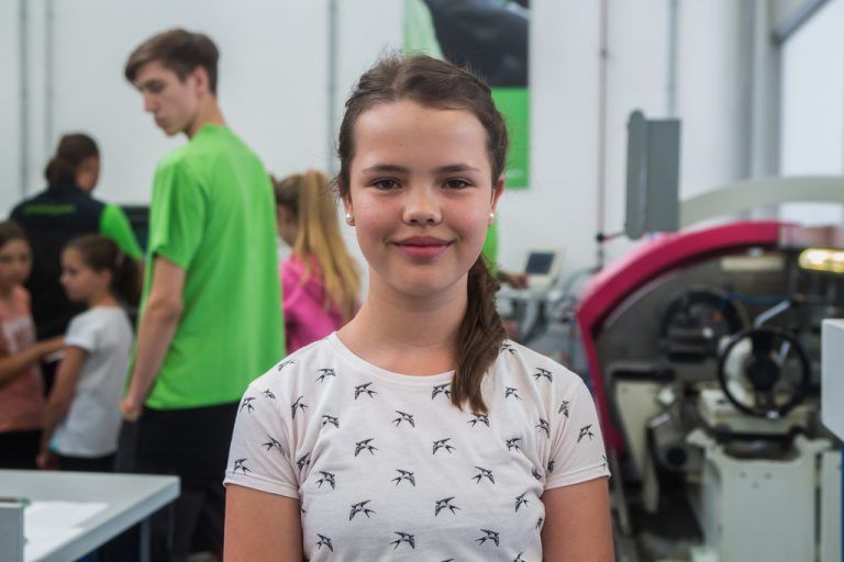 Aimee Mauracher, 13, DornbirnMich hat interessiert, was mein Papa bei der Arbeit macht. Im Unternehmen gefällt mir die Harmonie sehr gut. Nach der Schule möchte ich was mit Tieren machen oder bei 1zu1 arbeiten.