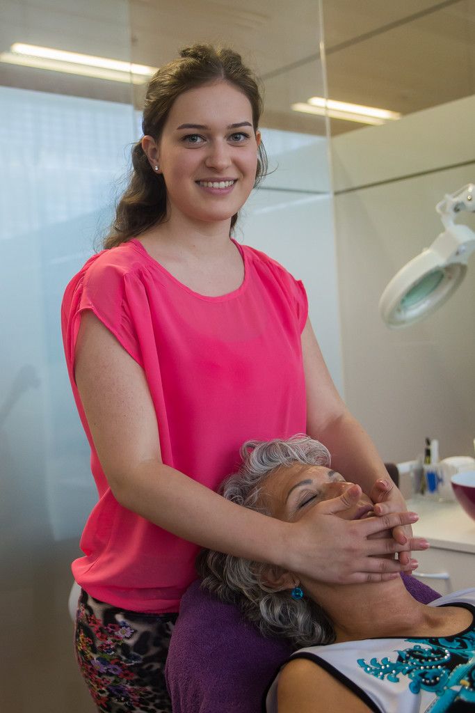 Alina Metzler belegte beim Bundeslehrlingswettbewerb in der Kategorie Kosmetik den ersten Platz. Foto: Vn/Steurer