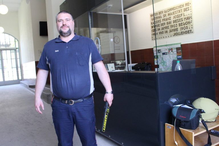 An ihm kommt kein Gerichtsbesucher vorbei: Elvir Veletanlic mit seinem Metalldetektor kontrolliert am Eingang zum Landesgericht. Foto: Sohm