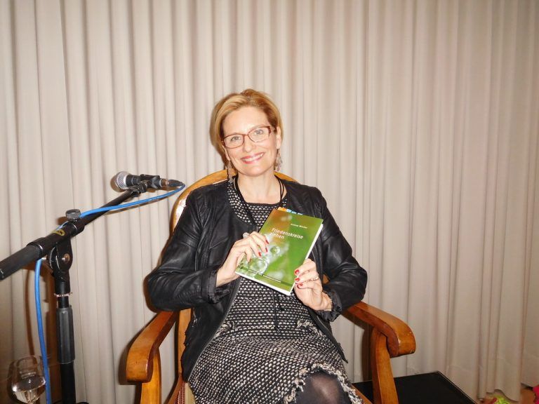 Andrea Winder präsentierte ihr neues Buch „Friedenskreise ziehen“ im Raiffeisensaal in Dornbirn. 160 Besucher kamen zur Veranstaltung.