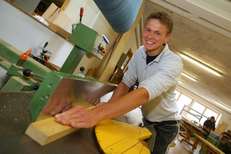 Andreas Graf ist begeistert vom „Auslandssemester“ in der Holzwerkstatt Markus Faißt. Foto: VN/Hofmeister