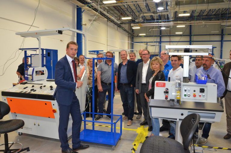 Angelo Holzknecht, Werksleiter bei Hirschmann in Mexiko, zeigte im Frühjahr Teilnehmern der VN-Wirtschaftsreise das neue Werk. Foto: VN/sca