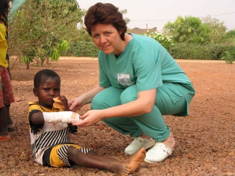 Annelies Rüdisser bei einem ihrer ehrenamtlichen Auslandseinsätze in Burkina Faso im Jahr 2006. Foto: CRO