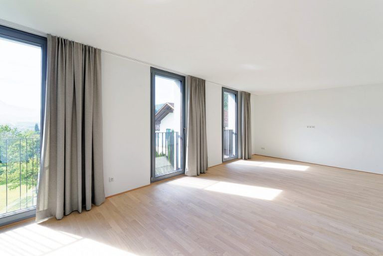 ARSP war ein loftartig offener Charakter der Wohnungen wichtig. Was besonders in den zwei dreiseitig um einen Funktionskern angeordneten Penthäusern zum Tragen kommt. Alle Wohnbereiche sind mit Parkett belegt, in dieser Einheit mit weiß geölter Eiche.