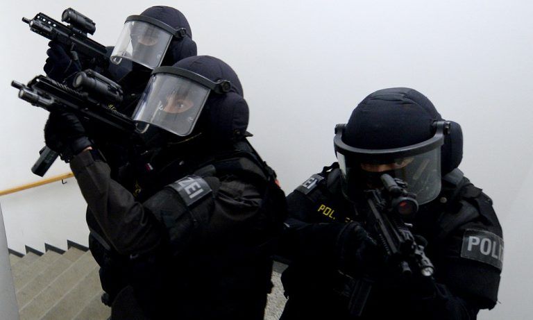 Mit Hilfe des Einsatzkommandos Cobra wurde der rabiate Untermieter nach der Auseinandersetzung festgenommen. Foto: APA