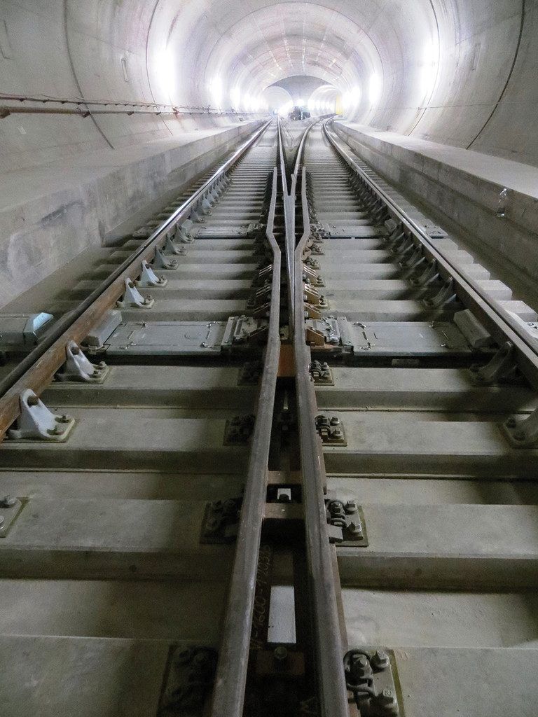 Auch die Hochgeschwindigkeitsweichen in den Tunnelröhren sind auf elastische Lager aus Sylodyn gebettet. Foto: Alptransit