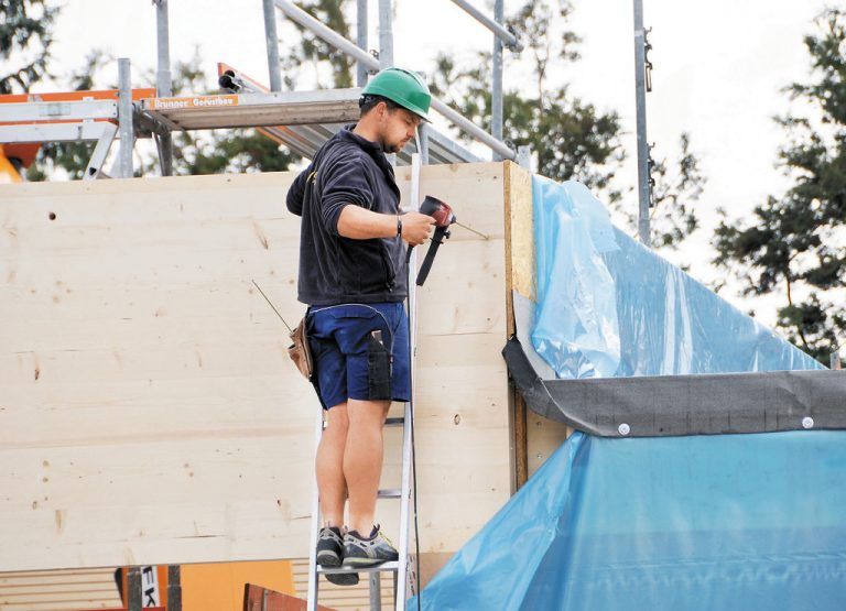 Auch wer bauen möchte, ist bei der Suche nach Baugrund beim Makler in guten Händen.