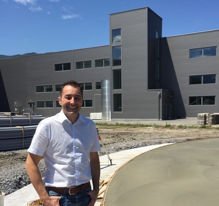 Auf dem 11er-Areal entsteht die neue Biogasanlage, die im Herbst in Betrieb geht. GF Mag. Thomas Schwarz auf der Baustelle. Fotos: VD