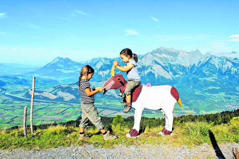 Auf den Spuren von Heidi, Klara, Alm-Öhi und Ziegenpeter am Pizol wandernAuf dem Heidipfad am Pizol kann man Johanna Spyris Geschichte neu entdecken. Das Erlebnis beginnt bei der Talstation Bad Ragaz, wo kleine Ziegenställe und die Heidi-Gondeln auf Heidi einstimmen. Ab Pardiel gilt es auf dem ca. eineinhalbstündigen Rundwanderweg Peters Ziegen zu finden und dabei allerlei spannende Aufgaben zu lösen. Unterwegs laden Spielplätze und Feuerstellen zum Verschnaufen ein. Perfekte Entspannung wartet im Hängemattenwald – und dies alles nur 40 Minuten von Dornbirn entfernt!
