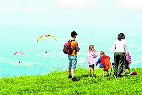 Auf der Niedere hat man den Bodensee zu Füßen und die Berge zum Greifen nahEine atemberaubende Aussicht über den Bodensee sowie in die Bregenzerwälder, Allgäuer und Schweizer Berge erwartet die Fahrgäste der Bergbahnen Andelsbuch auf der Niedere. Wer Ruhe, Nostalgie und eine intakte Alpenflora sucht, ist hier genau richtig. Gemütlichen Wanderspaß für Groß und Klein bietet der eineinhalbstündige Panoramarundweg. Flugbegeisterte finden auf der Niedere eines der besten Fluggebiete, das vor allem mit konstantem Hangaufwind und gutmütigen Thermikverhältnissen punkten kann.