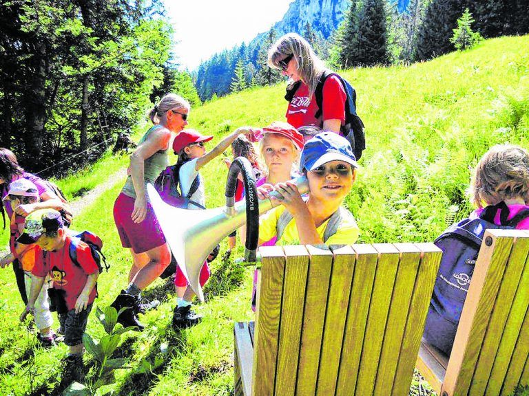 Auf zum einmaligen Erlebnis für Jung und Alt im Wandergebiet Sonntag-Stein Die Seilbahnen Sonntag Stein bringen Wanderer und Naturfreunde in eine einzigartige Bergwelt. Im Klangraum Stein geht man den Klängen der Natur bei einer Wanderung zur Echowand auf den Grund. Interaktive Kunstinstallationen laden dabei zum Lauschen, Nachdenken und Betrachten ein. Danach erwartet die Wanderer ein Grillplatz mit echtem Lehmofen. Wenige Schritte entfernt vom Grillplatz wurde ein neuer Spielplatz mit Wasserspielen und einer besonderen Höhle in einem alten Kalkofen angelegt.