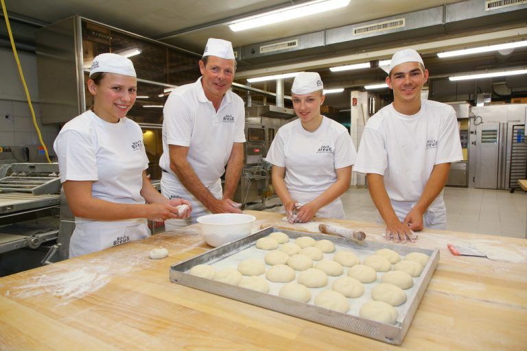 Ausgezeichnete Lehrbetriebe; Bäck Breuß, Alemannenstraße; Lehrlingsausbilder Johannes Breuß mit Lehrlingen.