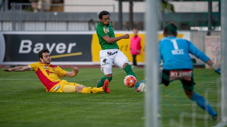 Austrias Bruno Felipe Souza Da Silva (im Bild gegen Stefan Meusburger) leistete die Vorarbeit zum Führungstreffer, rechts KSV-Goalie Christoph Nicht. Foto: Gepa