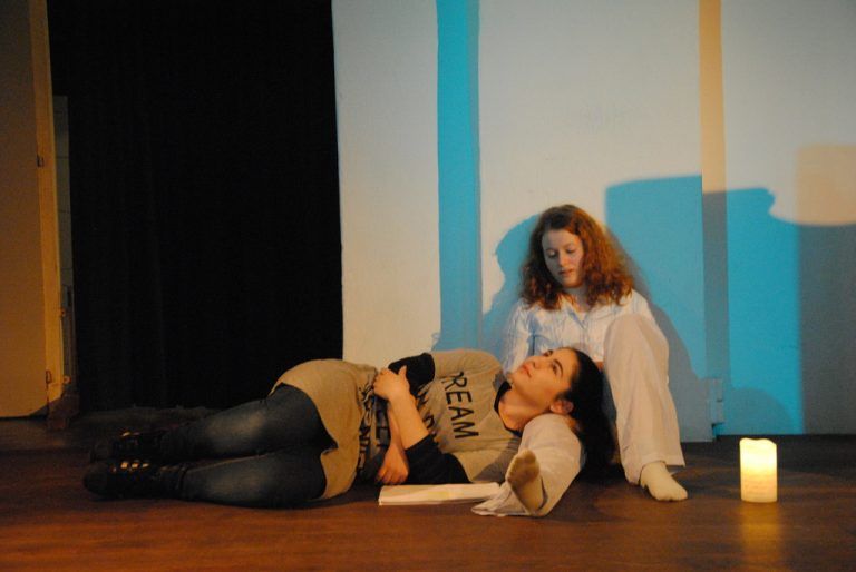 Aysegül Kuzugüdenli und Caroline Hupp (als „Barblin“ und „Andri“).