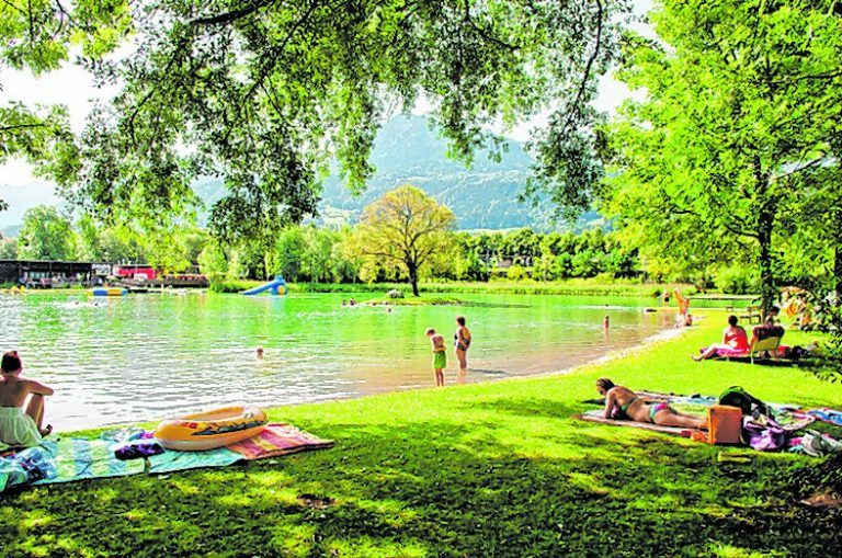 Baden, Spielen, Chillen und Relaxen bis zum Abwinken im Naturbad Untere Au Frastanz„Pack die Badehose ein“ - das Naturbad Untere Au in Frastanz ist der ideale Bade-Treffpunkt für die ganze Familie. Leidenschaftliche Schwimmer kommen im 16.000 Quadratmeter großen Badesee – mit regelmäßig kontrollierter Wasserqualität – voll auf ihre Kosten. Für Action sorgen Wassertrampolin, Rutsche, Sprungturm, Schlauchbootverleih und Slackline-Park. Großzügige Liegewiesen bieten daneben genügend Platz zum Entspannen, während sich kleine Badegäste im Kinderbereich mit Sandstrand vergnügen.