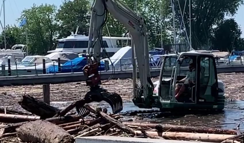 Nach Starkregen: Video von Bagger im Bodensee