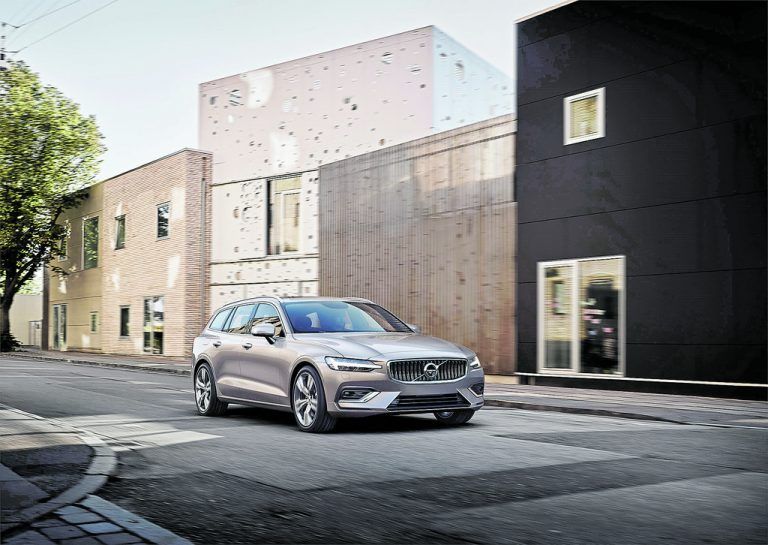 Bei der Erneuerung des Mittelklassekombis haben die Volvo-Designer dem V60 die nunmehr markentypische Tagfahrlichtsignatur verpasst.