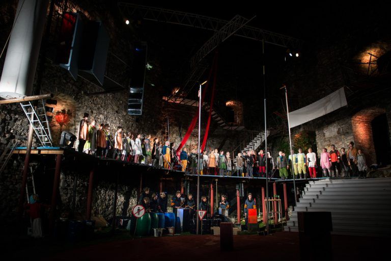 Beim groß angelegten Musiktheaterprojekt „Die Vögel“ mit 100 Mitwirkenden begegnen sich Laien und Profis auf Augenhöhe. FOTO: burgspiel jagdberg/reinold amann