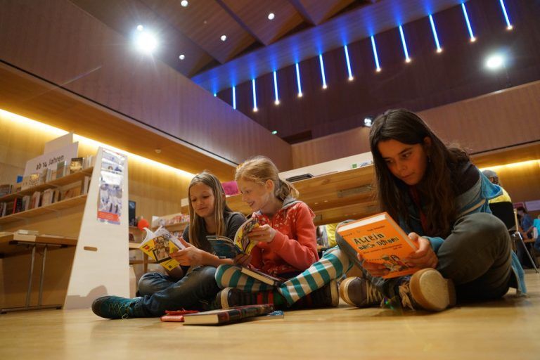 Besucher können in Themeninseln stöbern und sich von Experten beraten lassen.