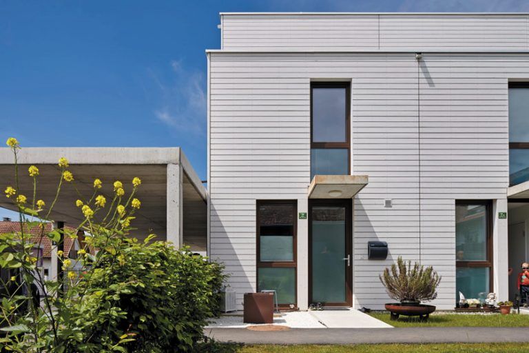 Beton und Holz Hinter der Holzfassade verbirgt sich pro Haussegment ein eigenständiger Betonskelettbau. Die Reihenhaus-Typologie mit Offenheit zum Außenraum mutet nordisch an, steht aber auch dem Ländle gut.