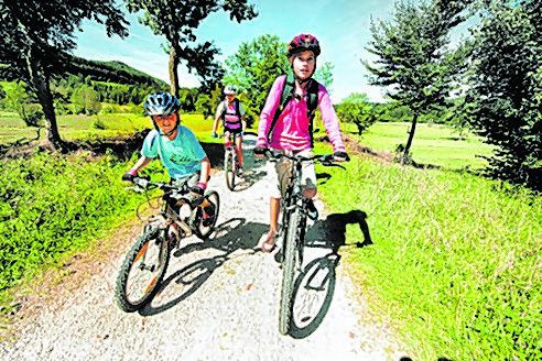 Bewegt in den Sommer – jetzt bei Hervis einkaufen und dabei zehn Euro sparen Ob Wandern, Trekking, Campen, Klettern, Radsport, Running, Fussball, Tennis, Fitness, Sun and Fun, Beach, Fashion oder Technik – bei Hervis Sports finden bewegungsfreudige Menschen alles, was sie brauchen. Neben der hohen Sortimentskompetenz punktet Hervis mit qualifizierter Fachberatung, unschlagbaren Aktionen und besonderem Serviceangebot. Mit dem VN-Familiensommer-Gutschein können Sie jetzt bei Hervis Bregenz, Dornbirn, Feldkirch und Bludenz-Bürs ab einem Einkauf von 50 Euro zehn Euro sparen.
