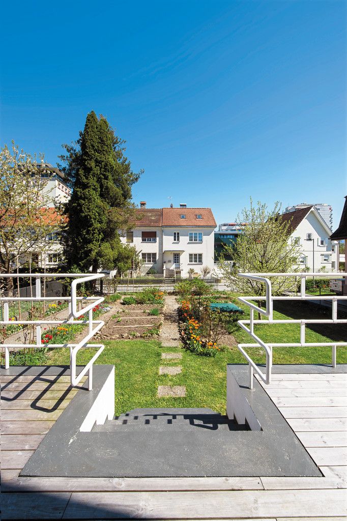 Blick ins Wohnumfeld Gegenüber steht Vorarlbergs erste Reihenhausanlage, geplant von Willibald Braun.