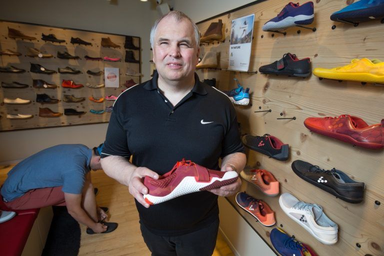 Bruno Kühne hat sein Schuhgeschäft im Griff – auch wenn er blind ist. Foto: VN/Hartinger