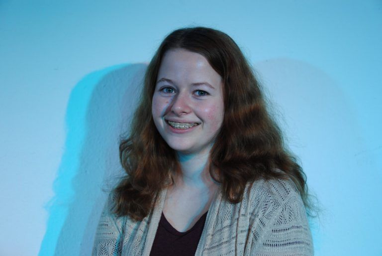 Caroline Hupp,18 Jahre, Rolle: AndriIch mache in diesem Schuljahr die Matura, trotzdem habe ich hier gerne die Hauptrolle, die Rolle des „Andri“, übernommen, weil mir Theaterspielen einfach viel Spaß macht. Es stellt daher kein Problem für mich dar, dafür Zeit zu investieren. Texte kann man auch im Bus auswendig lernen.
