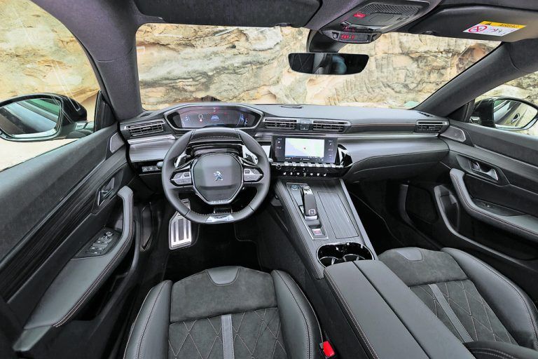 Charakteristikum: i-Cockpit, Kombination aus Analogem und Digitalem.