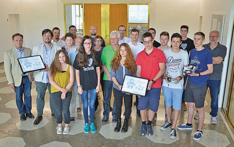 Christoph Hinteregger, Spartengeschäftsführer Michael Amann und Projektkoordinator Stefan Niederer übergaben die Lego-Module.