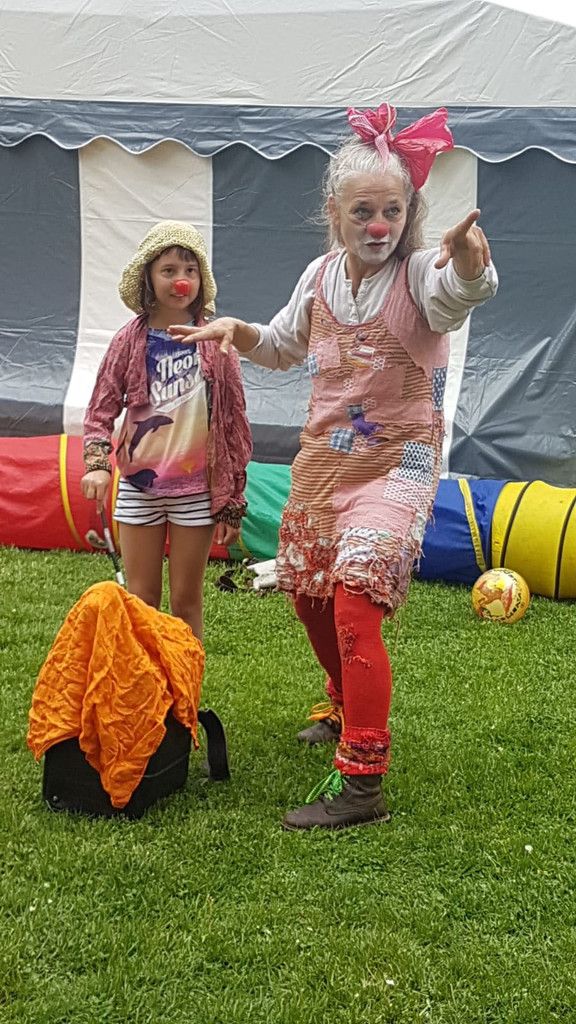 Clownfrau Elke Maria Riedmann tut, was sie am besten kann: Sie bringt Klein und Groß zum Lachen.