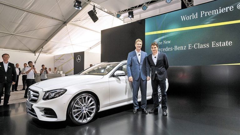 Daimler-Vertriebsvorstand Ola Källenius mit Tennisstar Roger Federer bei der Enthüllung. Foto: werk