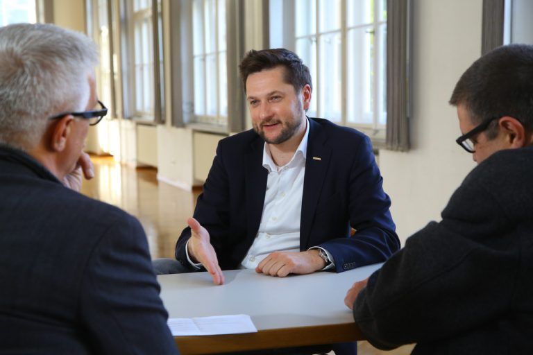 Damian Izdebski im Gespräch: „Es macht Sinn, aus den Fehlern, die wir gemacht haben, zu lernen.“ FotoS: VN/Hofmeister
