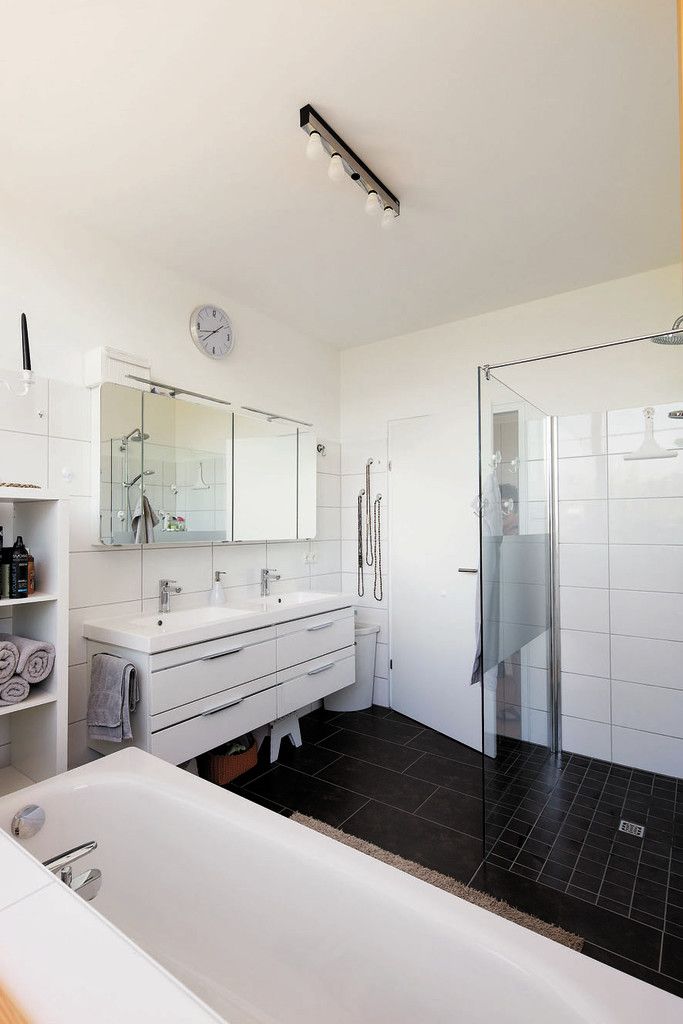 Das kompakte, aber clever gestaltete Bad besitzt sowohl eine Badewanne als auch eine bodengleiche Dusche.