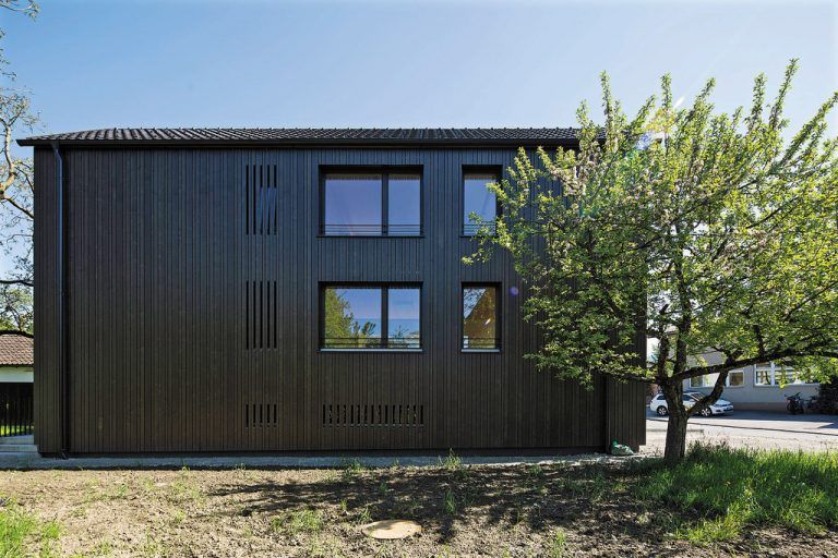 Das Raumprogamm lässt sich seitlich nochmals gut ablesen. Die Wohnräume orientieren sich zur Straße hin, nicht zum Garten. Den Bewohnerinnen ist die Teilhabe am öffentlichen Leben wichtig.