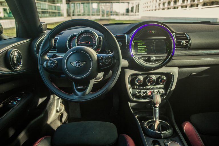 Das Zentralinstrument beherrscht das Cockpit.
