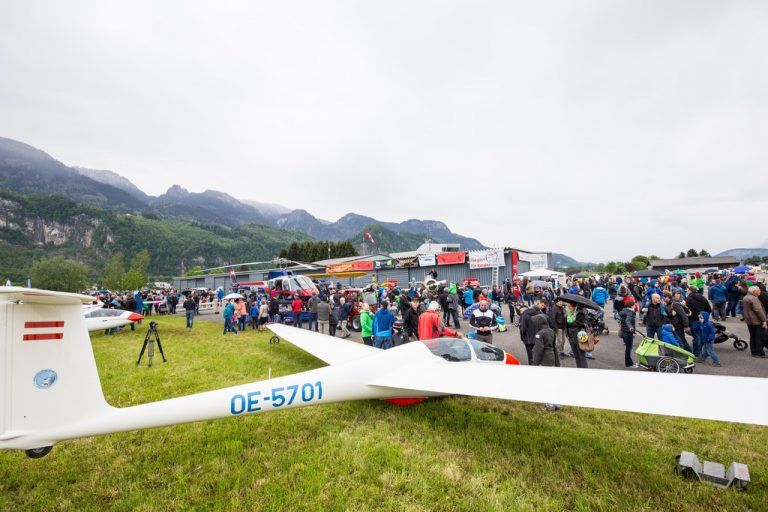 Der Blick hinter die Kulissen fasziniert. So viele Zaungäste sieht der Flugplatz in Hohenems selten.  Foto: sams