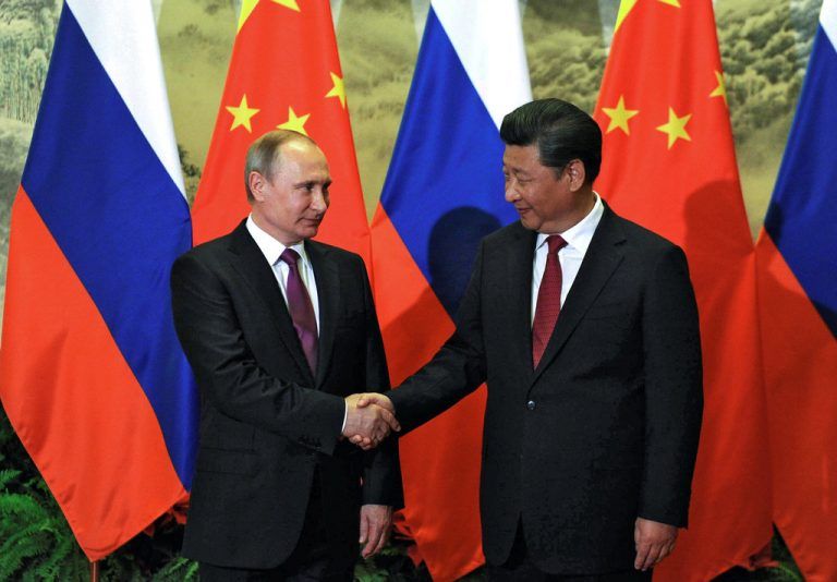 Der chinesische Präsident Xi (r.) begrüßt Wladimir Putin.  Foto: Reuters