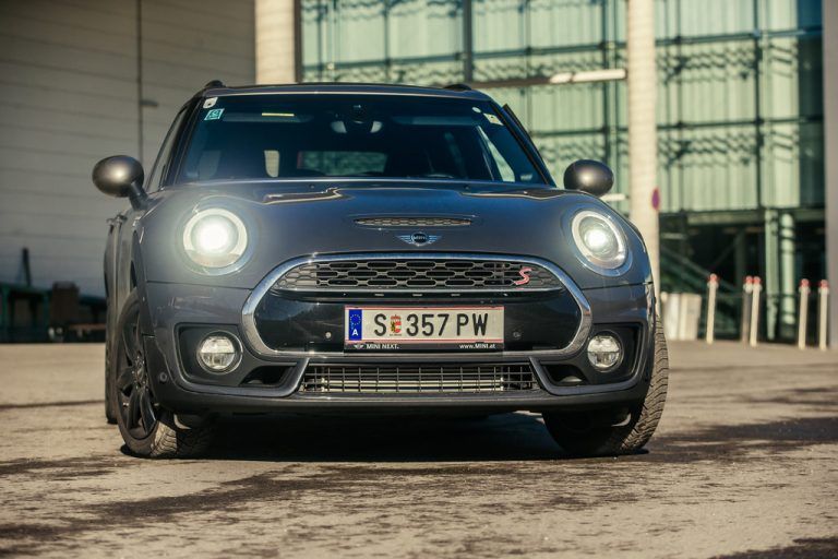 Der Cooper S Clubman zelebriert den wuchtigen Auftritt und signalisiert dadurch sein Fahrspaßpotenzial. Fotos: vn/steurer