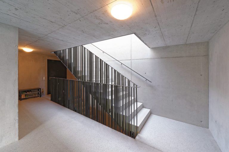 Der Funktionskern der Wohnanalge WAH ist inklusive Stiegenhaus, Böden und Decken aus Stahlbeton gebaut. Ein in das Flachdach geschnittenes großes Fenster bringt viel natürliches Licht in das Innere.